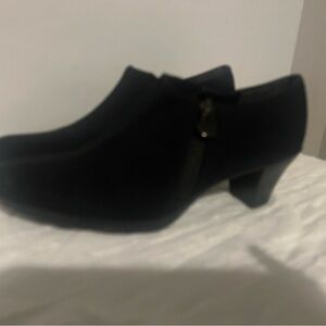 Chic Black Heeled Boots for Women